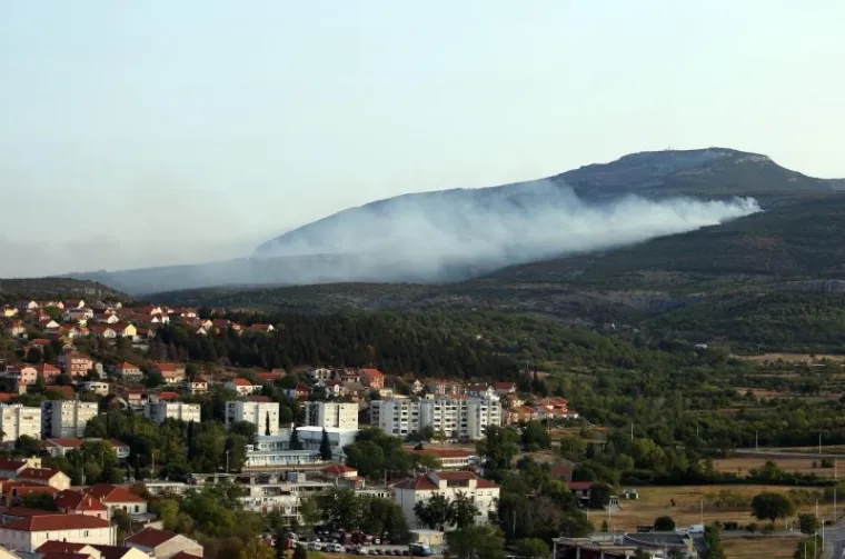 BORBA HRABRIH VATROGASACA: Nakon naporne noći odmaraju se i pripremaju za jo&scaron; jedan dan ga&scaron;enja požara u Dalmaciji