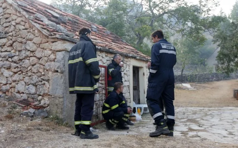 BORBA HRABRIH VATROGASACA: Nakon naporne noći odmaraju se i pripremaju za jo&scaron; jedan dan ga&scaron;enja požara u Dalmaciji