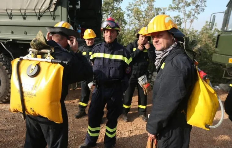 BORBA HRABRIH VATROGASACA: Nakon naporne noći odmaraju se i pripremaju za jo&scaron; jedan dan ga&scaron;enja požara u Dalmaciji