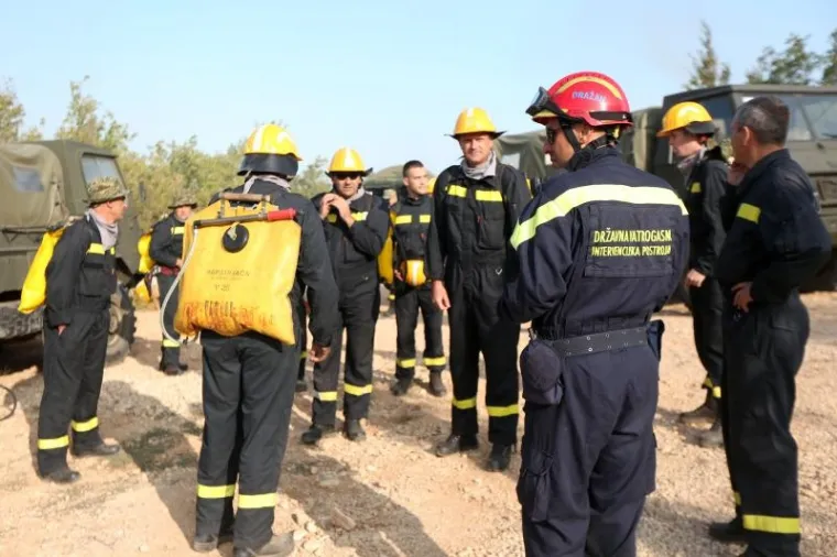 BORBA HRABRIH VATROGASACA: Nakon naporne noći odmaraju se i pripremaju za jo&scaron; jedan dan ga&scaron;enja požara u Dalmaciji