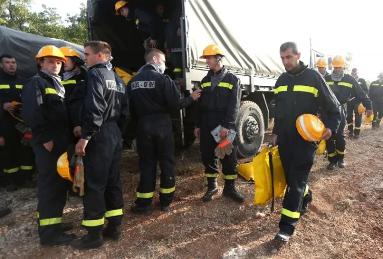 BORBA HRABRIH VATROGASACA: Nakon naporne noći odmaraju se i pripremaju za jo&scaron; jedan dan ga&scaron;enja požara u Dalmaciji