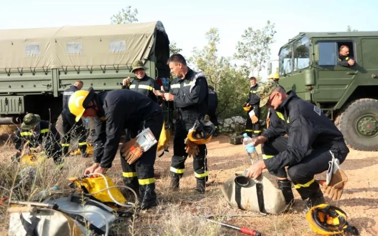 BORBA HRABRIH VATROGASACA: Nakon naporne noći odmaraju se i pripremaju za jo&scaron; jedan dan ga&scaron;enja požara u Dalmaciji