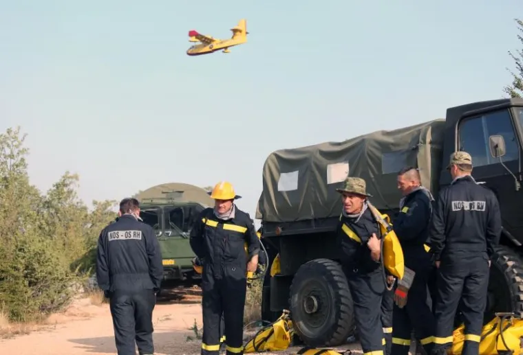 BORBA HRABRIH VATROGASACA: Nakon naporne noći odmaraju se i pripremaju za jo&scaron; jedan dan ga&scaron;enja požara u Dalmaciji