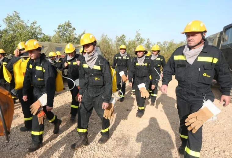 BORBA HRABRIH VATROGASACA: Nakon naporne noći odmaraju se i pripremaju za jo&scaron; jedan dan ga&scaron;enja požara u Dalmaciji