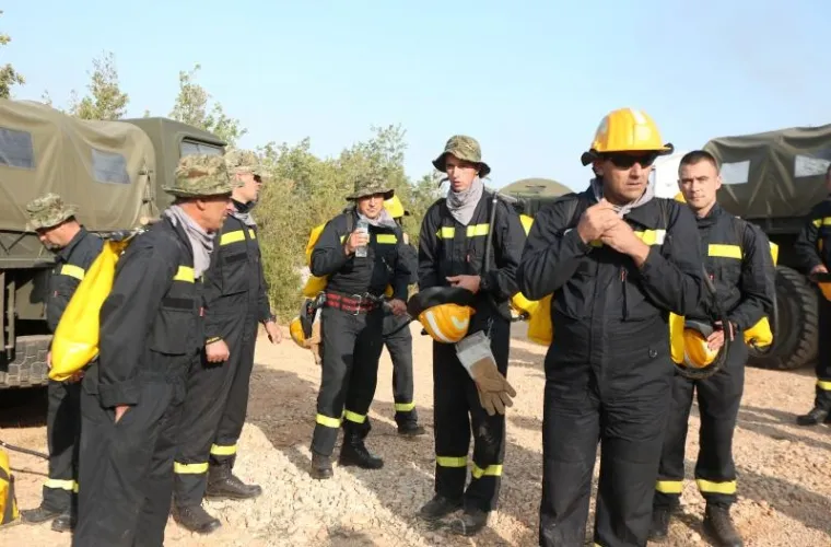 BORBA HRABRIH VATROGASACA: Nakon naporne noći odmaraju se i pripremaju za jo&scaron; jedan dan ga&scaron;enja požara u Dalmaciji