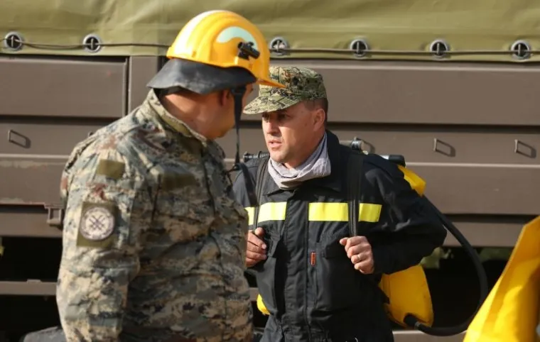 BORBA HRABRIH VATROGASACA: Nakon naporne noći odmaraju se i pripremaju za jo&scaron; jedan dan ga&scaron;enja požara u Dalmaciji