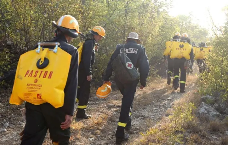 BORBA HRABRIH VATROGASACA: Nakon naporne noći odmaraju se i pripremaju za jo&scaron; jedan dan ga&scaron;enja požara u Dalmaciji