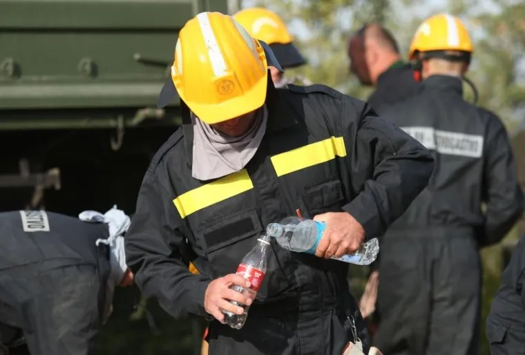 BORBA HRABRIH VATROGASACA: Nakon naporne noći odmaraju se i pripremaju za jo&scaron; jedan dan ga&scaron;enja požara u Dalmaciji