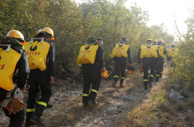 BORBA HRABRIH VATROGASACA: Nakon naporne noći odmaraju se i pripremaju za jo&scaron; jedan dan ga&scaron;enja požara u Dalmaciji