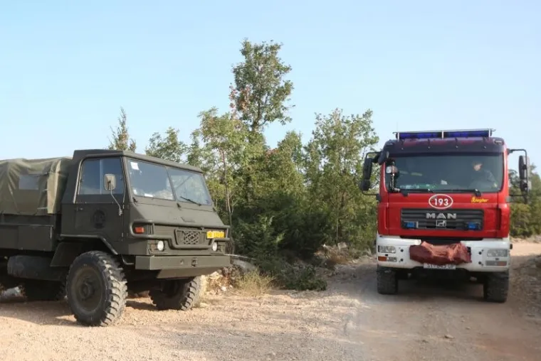 BORBA HRABRIH VATROGASACA: Nakon naporne noći odmaraju se i pripremaju za jo&scaron; jedan dan ga&scaron;enja požara u Dalmaciji