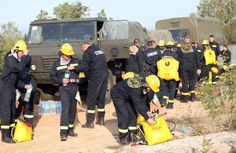 BORBA HRABRIH VATROGASACA: Nakon naporne noći odmaraju se i pripremaju za jo&scaron; jedan dan ga&scaron;enja požara u Dalmaciji