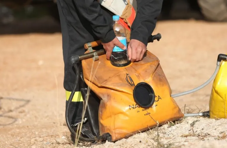 BORBA HRABRIH VATROGASACA: Nakon naporne noći odmaraju se i pripremaju za jo&scaron; jedan dan ga&scaron;enja požara u Dalmaciji