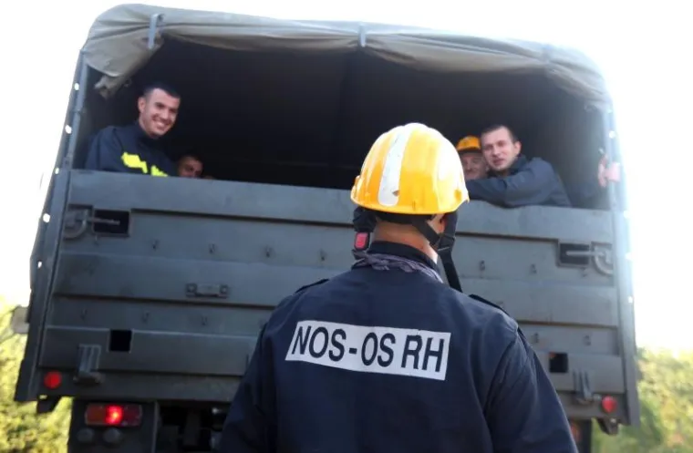 BORBA HRABRIH VATROGASACA: Nakon naporne noći odmaraju se i pripremaju za jo&scaron; jedan dan ga&scaron;enja požara u Dalmaciji