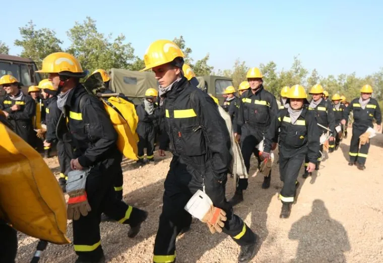 BORBA HRABRIH VATROGASACA: Nakon naporne noći odmaraju se i pripremaju za jo&scaron; jedan dan ga&scaron;enja požara u Dalmaciji