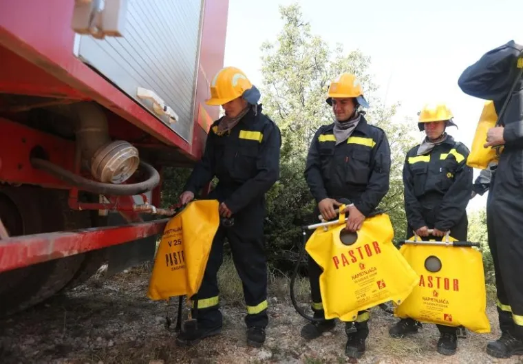 BORBA HRABRIH VATROGASACA: Nakon naporne noći odmaraju se i pripremaju za jo&scaron; jedan dan ga&scaron;enja požara u Dalmaciji