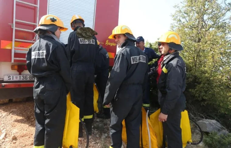 BORBA HRABRIH VATROGASACA: Nakon naporne noći odmaraju se i pripremaju za jo&scaron; jedan dan ga&scaron;enja požara u Dalmaciji