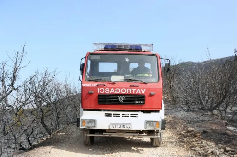 BORBA HRABRIH VATROGASACA: Nakon naporne noći odmaraju se i pripremaju za jo&scaron; jedan dan ga&scaron;enja požara u Dalmaciji