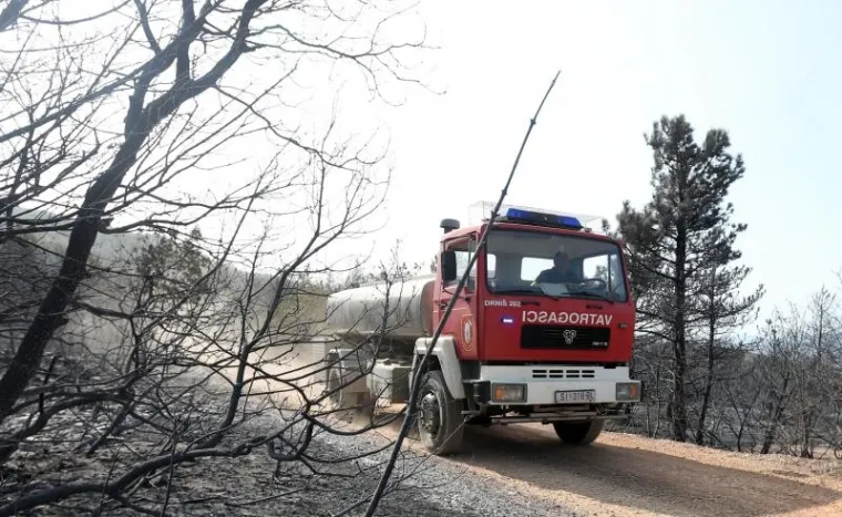 BORBA HRABRIH VATROGASACA: Nakon naporne noći odmaraju se i pripremaju za jo&scaron; jedan dan ga&scaron;enja požara u Dalmaciji