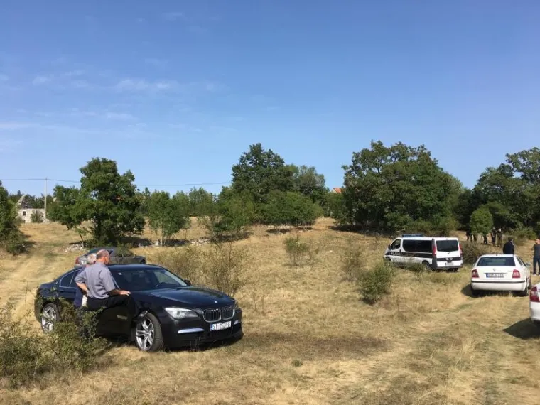 MJESTO NA KOJEM JE NASTRIJELJEN ZDRAVKO MAMIĆ: Policija obavlja očevid, tragaju za nepoznatim napadačima