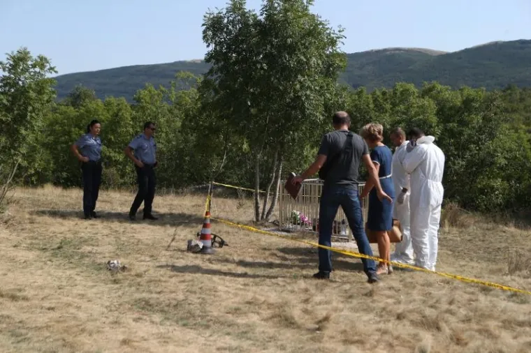 MJESTO NA KOJEM JE NASTRIJELJEN ZDRAVKO MAMIĆ: Policija obavlja očevid, tragaju za nepoznatim napadačima