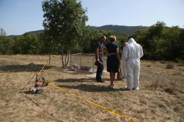 MJESTO NA KOJEM JE NASTRIJELJEN ZDRAVKO MAMIĆ: Policija obavlja očevid, tragaju za nepoznatim napadačima