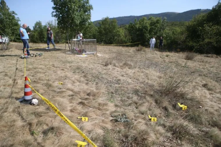 MJESTO NA KOJEM JE NASTRIJELJEN ZDRAVKO MAMIĆ: Policija obavlja očevid, tragaju za nepoznatim napadačima