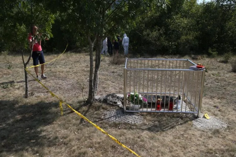 MJESTO NA KOJEM JE NASTRIJELJEN ZDRAVKO MAMIĆ: Policija obavlja očevid, tragaju za nepoznatim napadačima