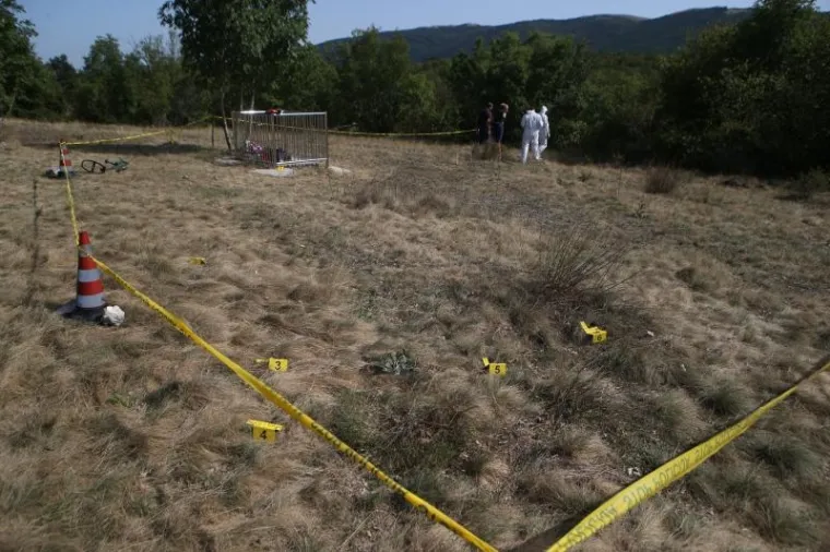 MJESTO NA KOJEM JE NASTRIJELJEN ZDRAVKO MAMIĆ: Policija obavlja očevid, tragaju za nepoznatim napadačima