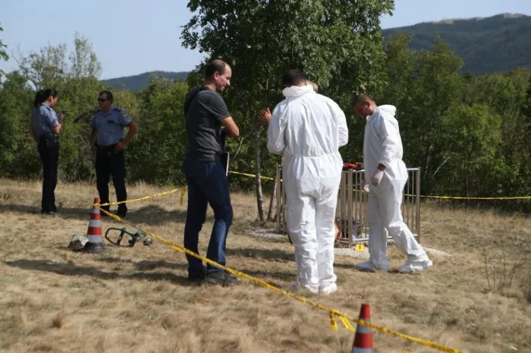 MJESTO NA KOJEM JE NASTRIJELJEN ZDRAVKO MAMIĆ: Policija obavlja očevid, tragaju za nepoznatim napadačima