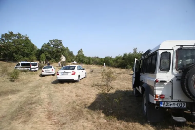 MJESTO NA KOJEM JE NASTRIJELJEN ZDRAVKO MAMIĆ: Policija obavlja očevid, tragaju za nepoznatim napadačima