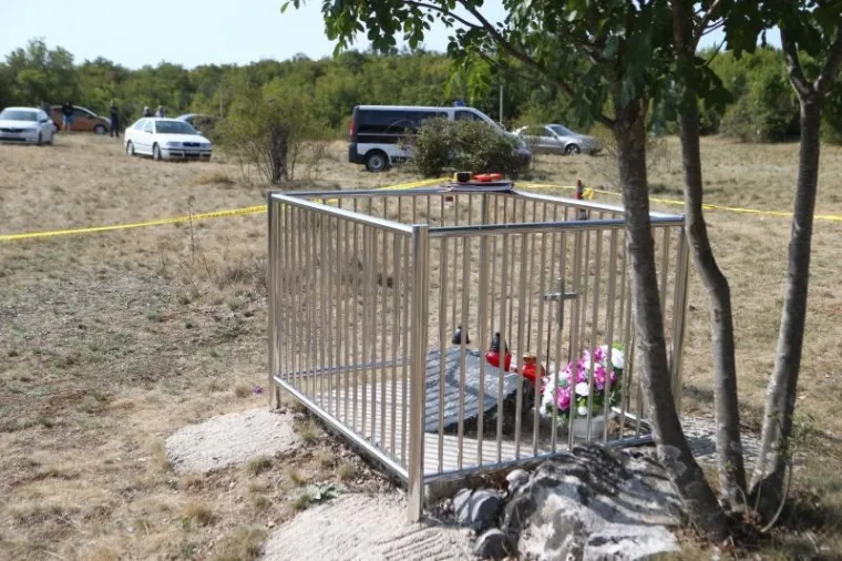 MJESTO NA KOJEM JE NASTRIJELJEN ZDRAVKO MAMIĆ: Policija obavlja očevid, tragaju za nepoznatim napadačima