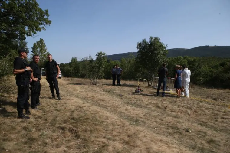 MJESTO NA KOJEM JE NASTRIJELJEN ZDRAVKO MAMIĆ: Policija obavlja očevid, tragaju za nepoznatim napadačima