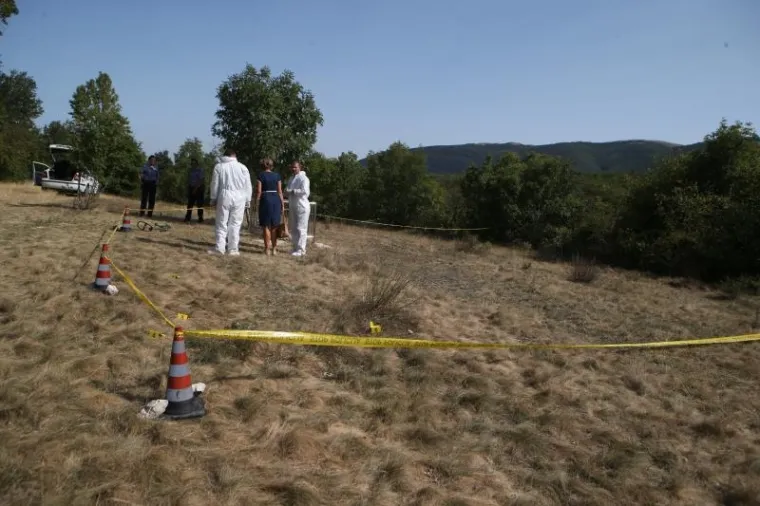 Mjesto Zidine nedaleko od Tomislavgrada gdje su nepoznati napadači pucali na Zdravka Mamića te ga pritom ranili u potkoljenicu. Zdravko Mamić je bio u posjetu tom mjestu povodom godi&scaron;njice smrti svog oca. Nakon ranjavanja, Zdravko Mamić je bio smje&scaron;ten u Dom zdravlja Tomislavgrad te je prevezen u KBC Firule u Split gdje je nakon obrade otpu&scaron;ten kući. Na mjestu napada policija obavlja očevid. Photo: Ivo Cagalj/PIXSELL