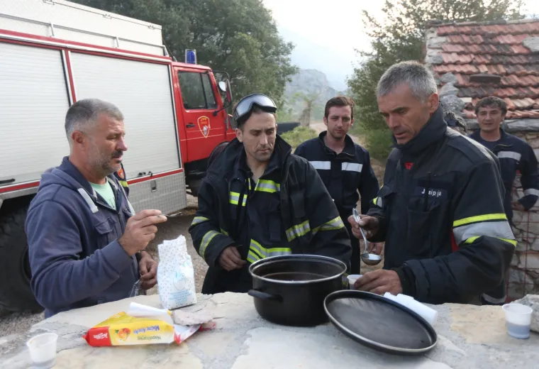 Vatrogasci nakon naporne noći odmaraju i pripremaju se za jo&scaron; jedan dan borbe s vatrom