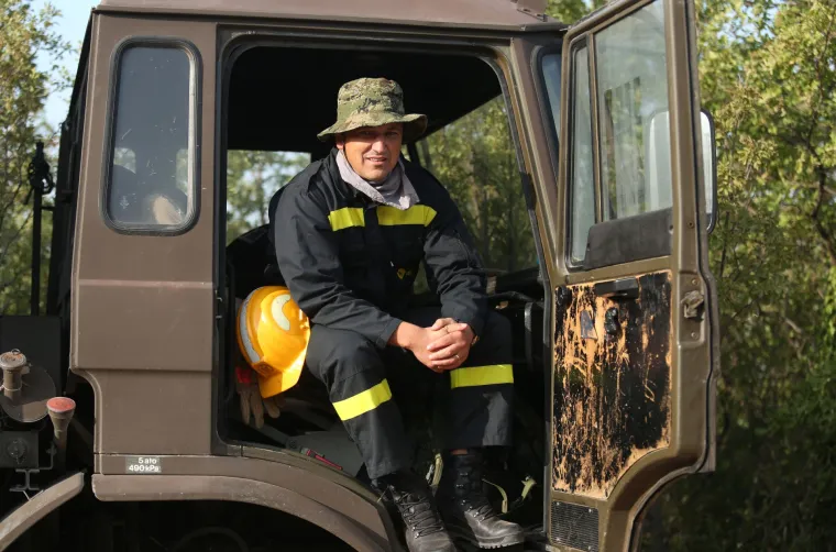 Vatrogasci nakon naporne noći odmaraju i pripremaju se za jo&scaron; jedan dan borbe s vatrom