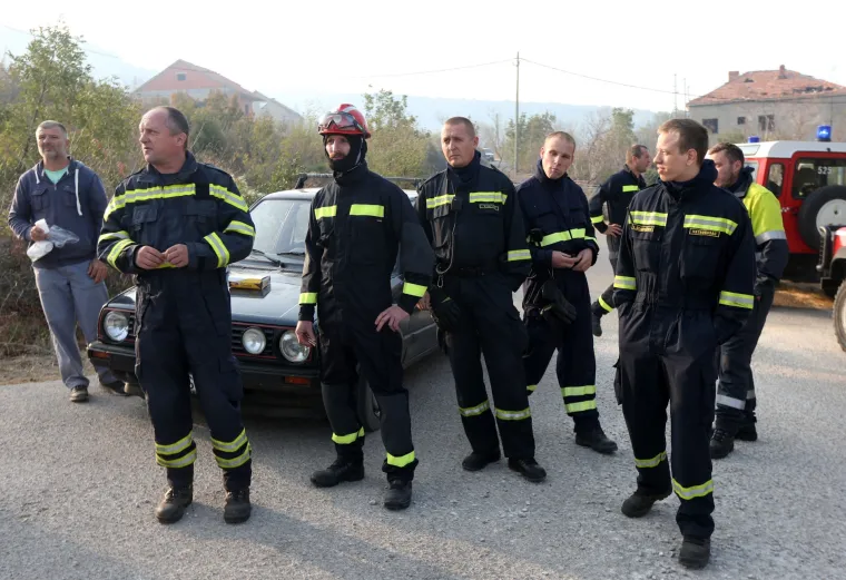 Vatrogasci nakon naporne noći odmaraju i pripremaju se za jo&scaron; jedan dan borbe s vatrom