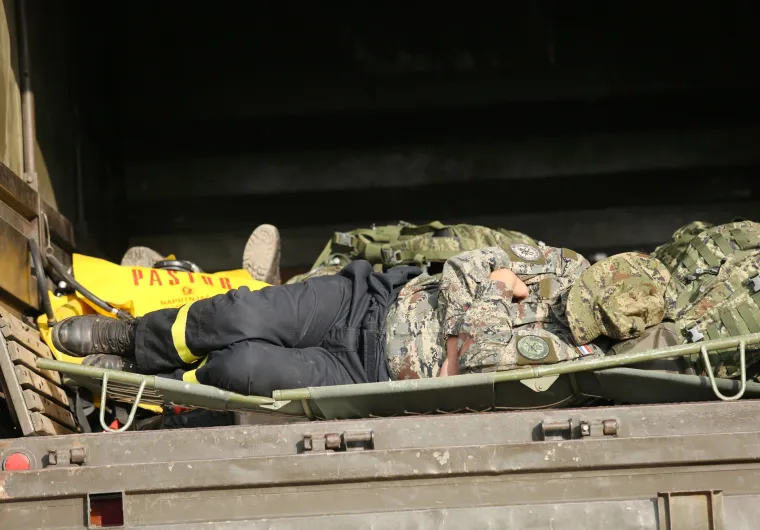 Vatrogasci nakon naporne noći odmaraju i pripremaju se za jo&scaron; jedan dan borbe s vatrom