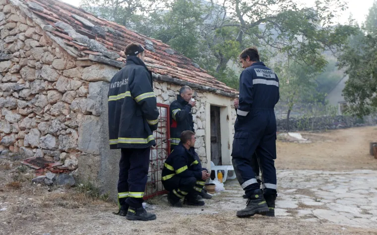 Vatrogasci nakon naporne noći odmaraju i pripremaju se za jo&scaron; jedan dan borbe s vatrom