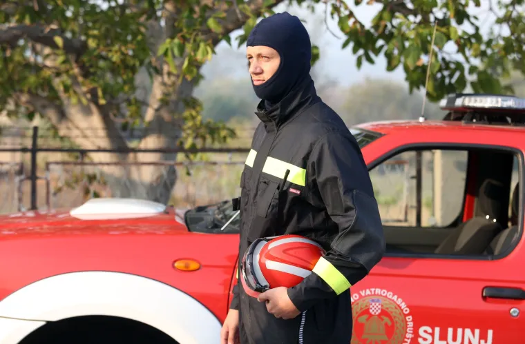 Vatrogasci nakon naporne noći odmaraju i pripremaju se za jo&scaron; jedan dan borbe s vatrom