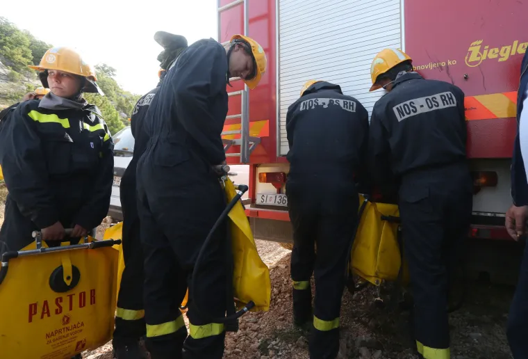 Vatrogasci nakon naporne noći odmaraju i pripremaju se za jo&scaron; jedan dan borbe s vatrom