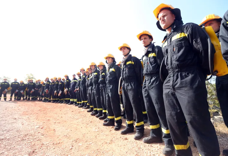 Ministar Krstičević obi&scaron;ao opožareno područje i vatrogasce iz sastava OS RH: 'Hvala dragom Bogu, nitko nije stradao'