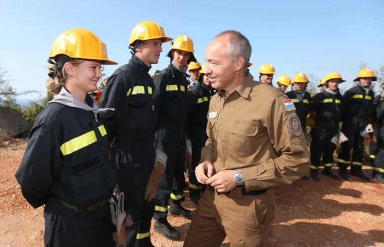 Ministar Krstičević obi&scaron;ao opožareno područje i vatrogasce iz sastava OS RH: 'Hvala dragom Bogu, nitko nije stradao'