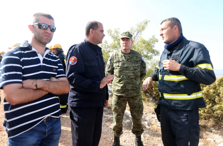 Ministar Krstičević obi&scaron;ao opožareno područje i vatrogasce iz sastava OS RH: 'Hvala dragom Bogu, nitko nije stradao'