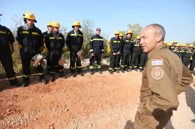 Ministar Krstičević obi&scaron;ao opožareno područje i vatrogasce iz sastava OS RH: 'Hvala dragom Bogu, nitko nije stradao'