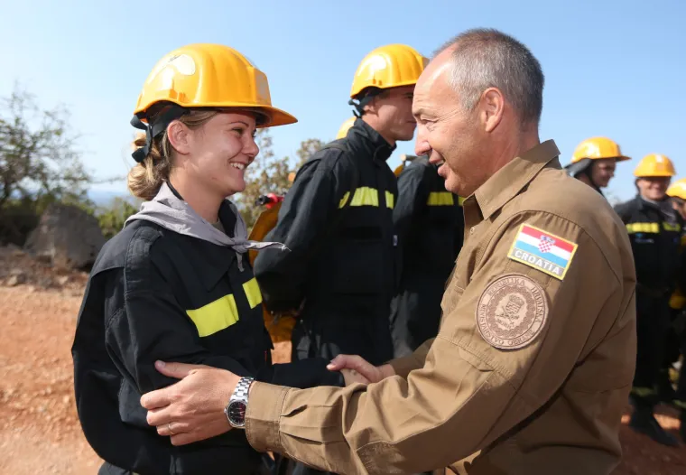 Ministar Krstičević obi&scaron;ao opožareno područje i vatrogasce iz sastava OS RH: 'Hvala dragom Bogu, nitko nije stradao'