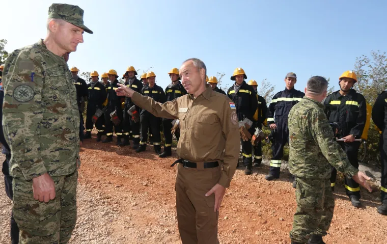 Ministar Krstičević obi&scaron;ao opožareno područje i vatrogasce iz sastava OS RH: 'Hvala dragom Bogu, nitko nije stradao'
