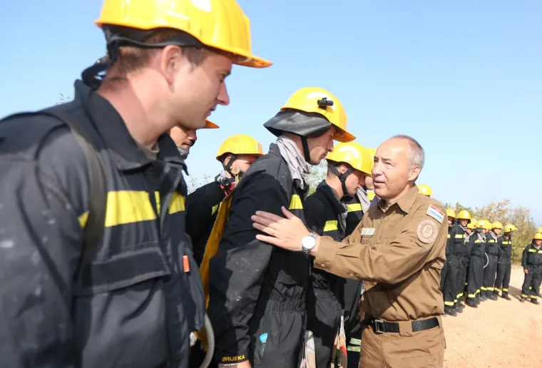 Ministar Krstičević obi&scaron;ao opožareno područje i vatrogasce iz sastava OS RH: 'Hvala dragom Bogu, nitko nije stradao'