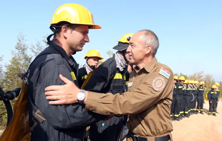 Ministar Krstičević obi&scaron;ao opožareno područje i vatrogasce iz sastava OS RH: 'Hvala dragom Bogu, nitko nije stradao'