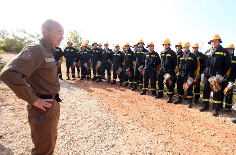 Ministar Krstičević obi&scaron;ao opožareno područje i vatrogasce iz sastava OS RH: 'Hvala dragom Bogu, nitko nije stradao'