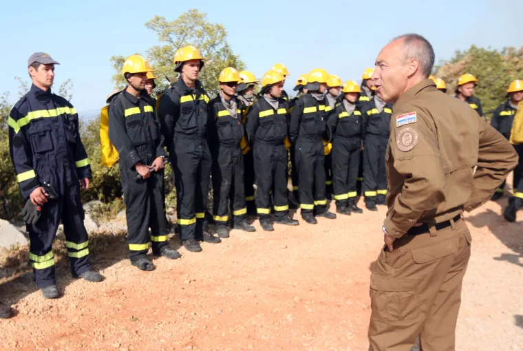 Ministar Krstičević obi&scaron;ao opožareno područje i vatrogasce iz sastava OS RH: 'Hvala dragom Bogu, nitko nije stradao'